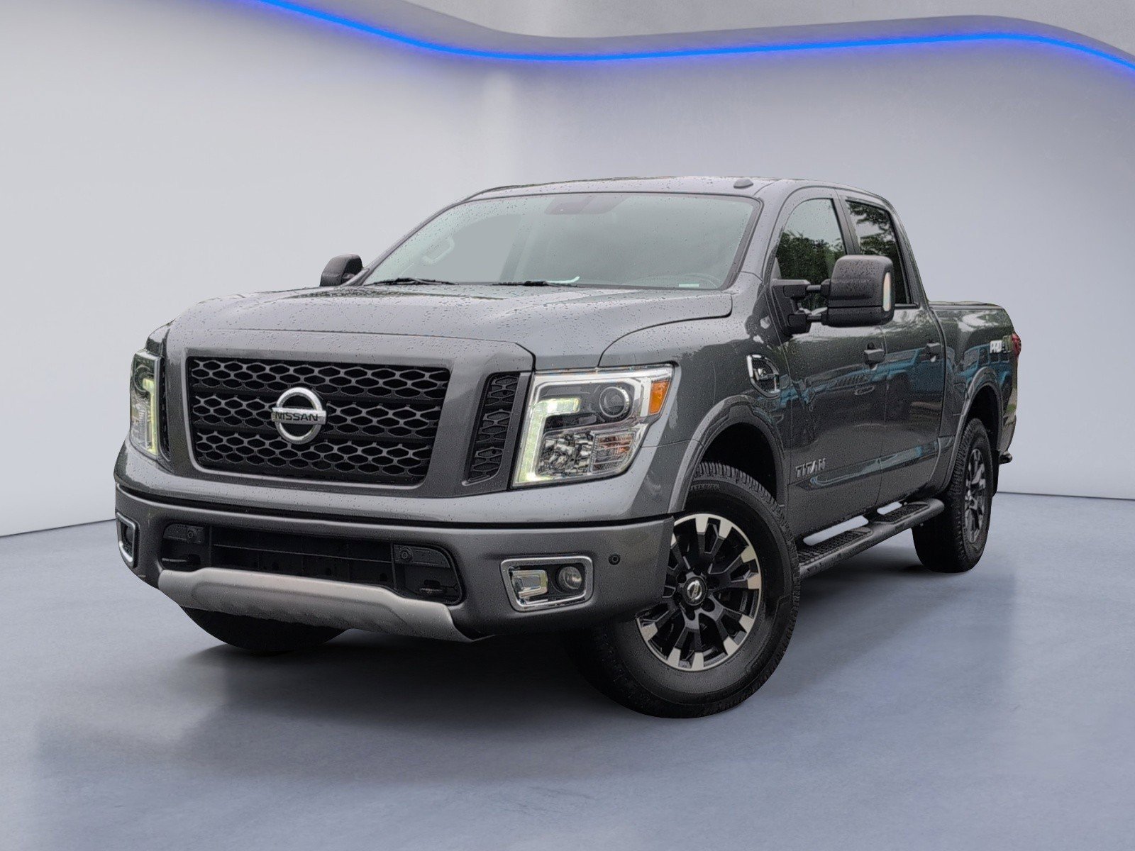 Used 2017 Nissan Titan PRO-4X w/ Pro-4x Convenience Package AWD/4WD image 2