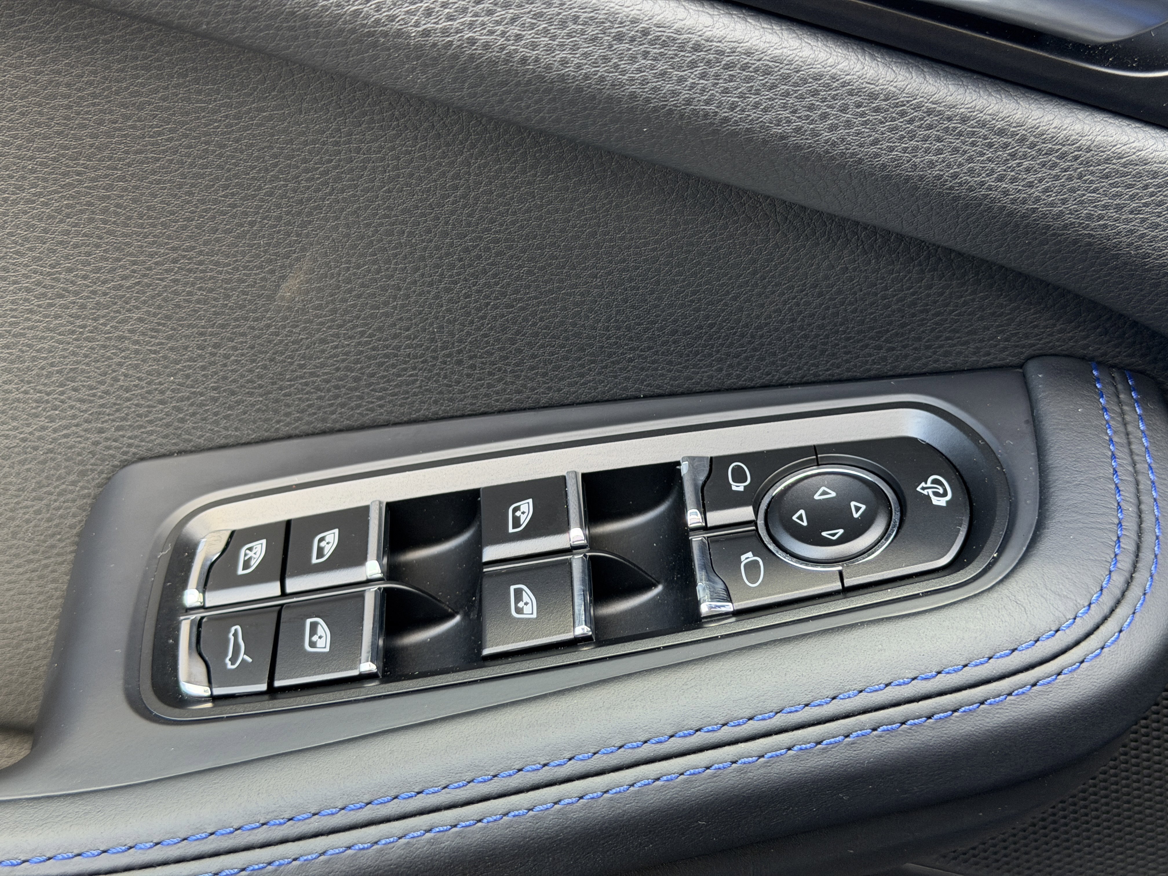 Certified 2025 Porsche Macan Turbo image 25