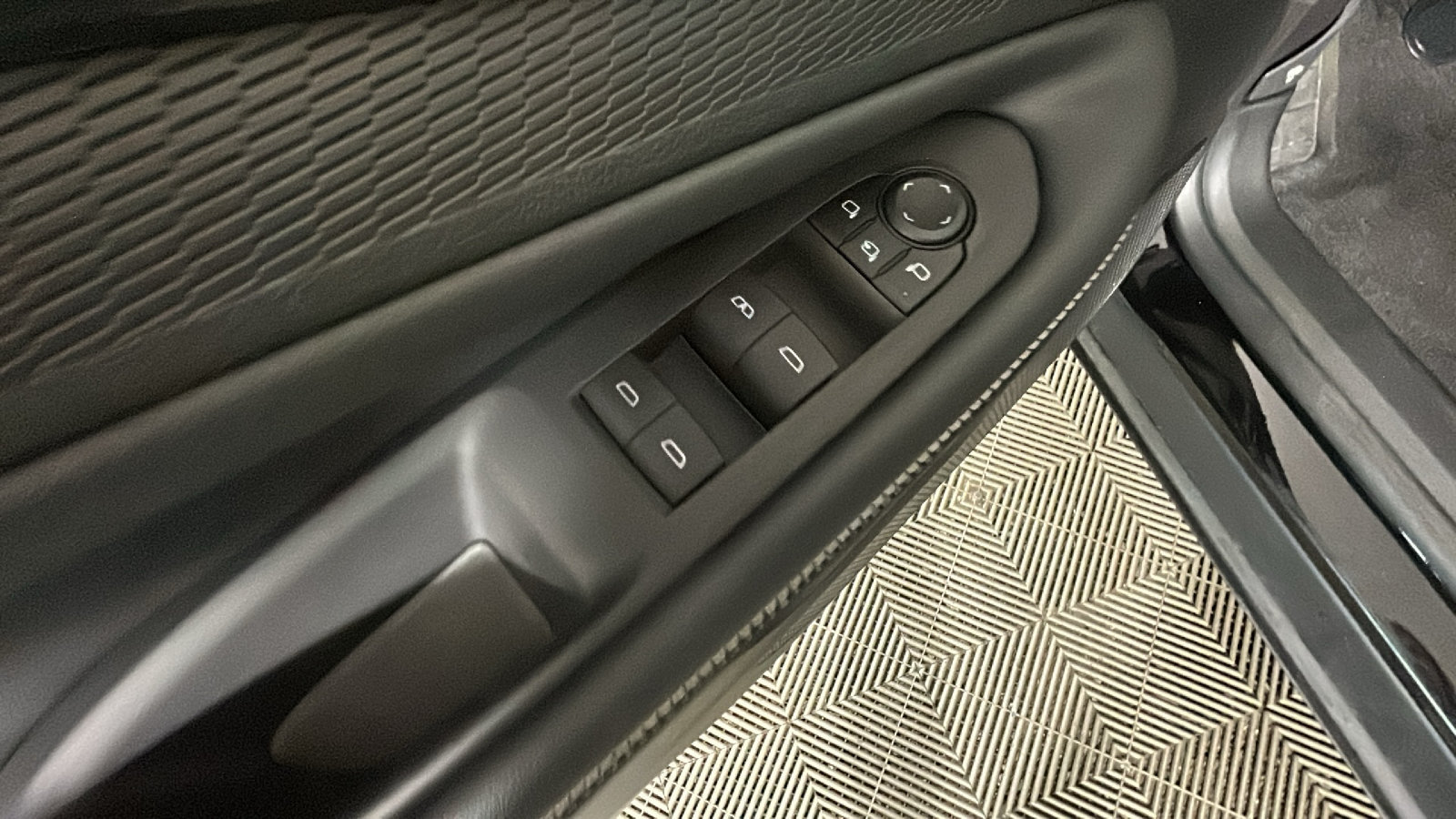 Used 2024 Chevrolet Blazer EV LT AWD/4WD image 13