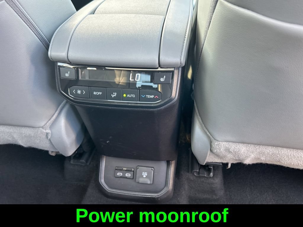 Used 2024 Toyota Highlander Platinum FWD image 29
