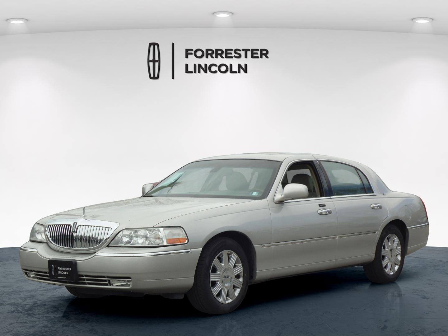 Used 2003 Lincoln Town Car Cartier image 7