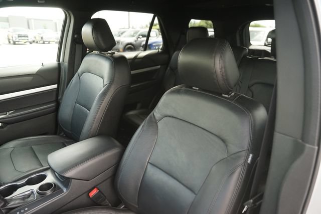 Used 2017 Ford Explorer XLT w/ Equipment Group 202A FWD image 10
