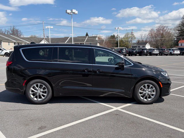 New 2026 Chrysler Pacifica Limited FWD image 8