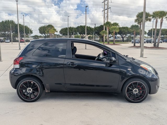 Used 2010 Toyota Yaris 2-Door Hatchback image 4