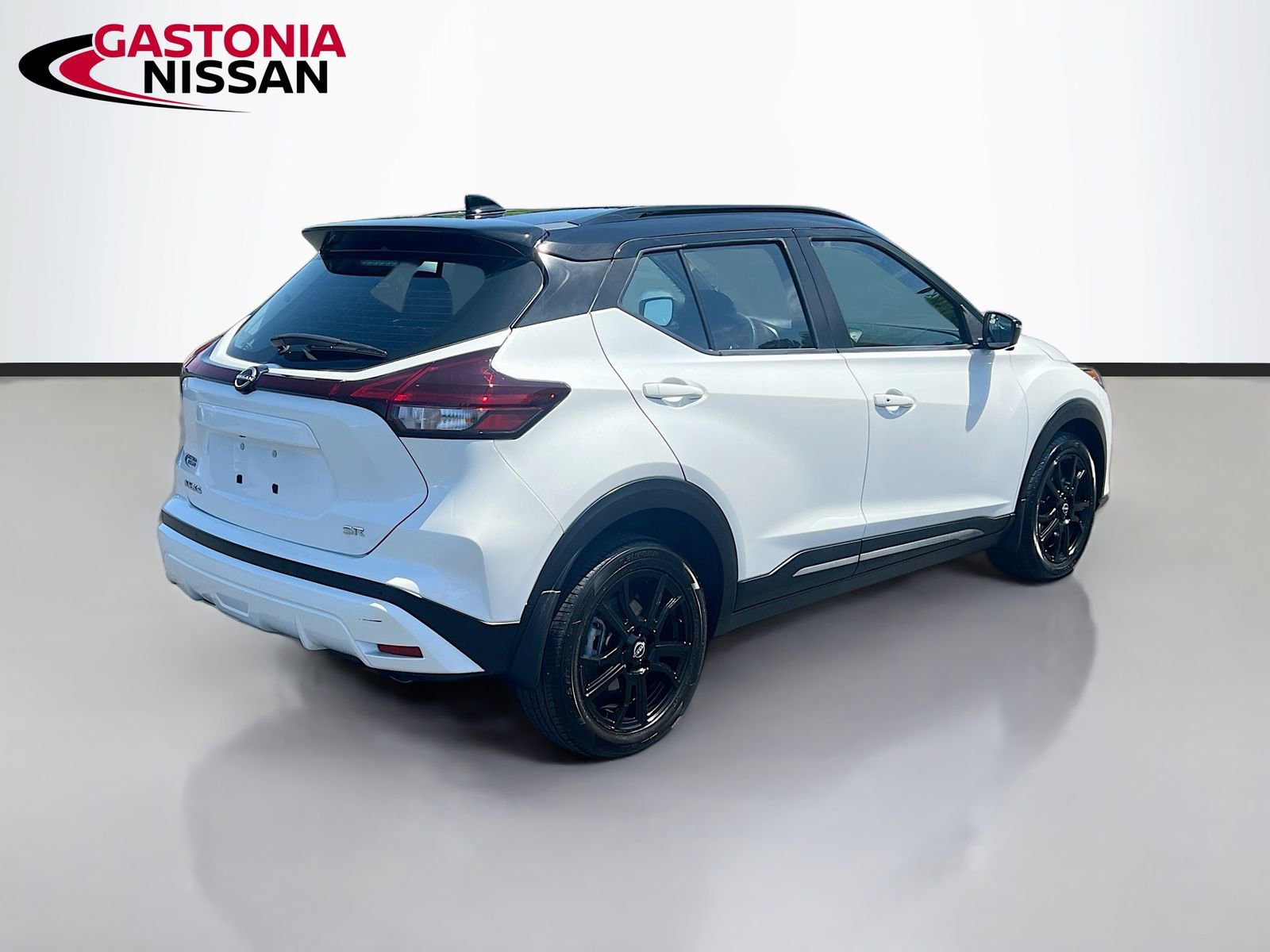 Used 2024 Nissan Kicks SR FWD image 9