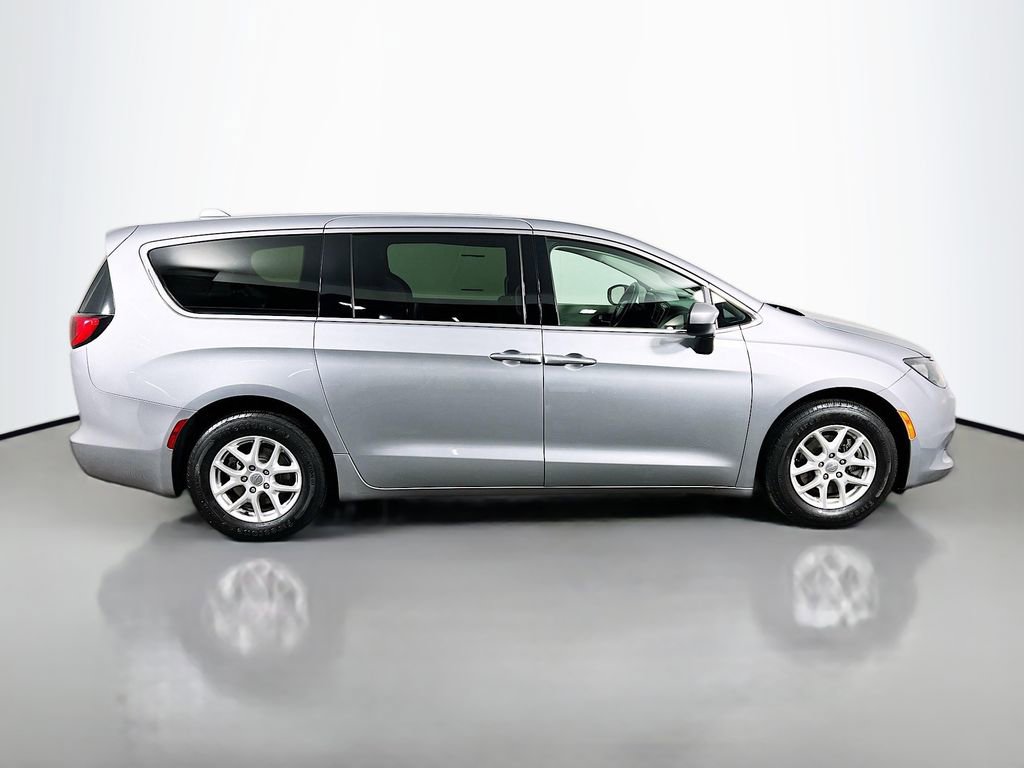 Used 2020 Chrysler Voyager LX image 4