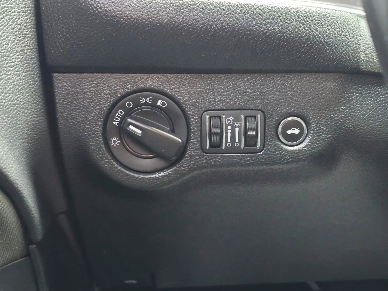 Used 2018 Dodge Challenger SXT RWD image 27