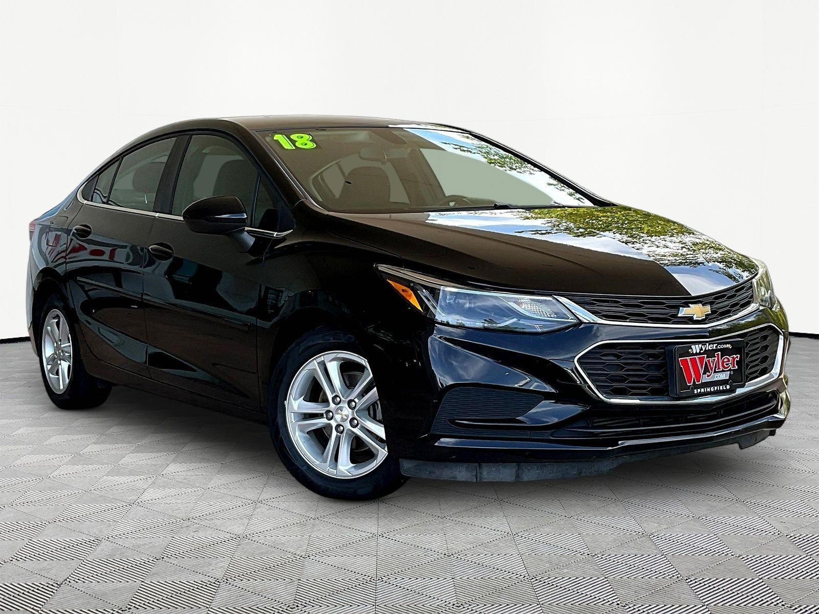 Used 2018 Chevrolet Cruze LT FWD image 3