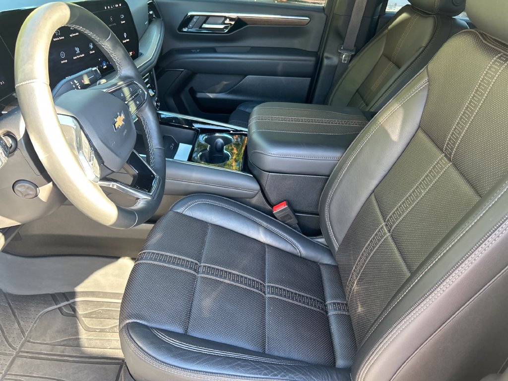 Used 2025 Chevrolet Suburban High Country AWD/4WD image 11