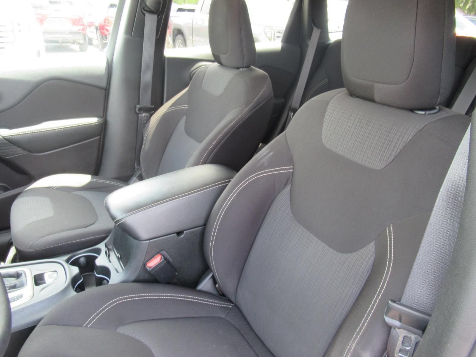 Used 2015 Jeep Cherokee Latitude w/ Cold Weather Group AWD/4WD image 19