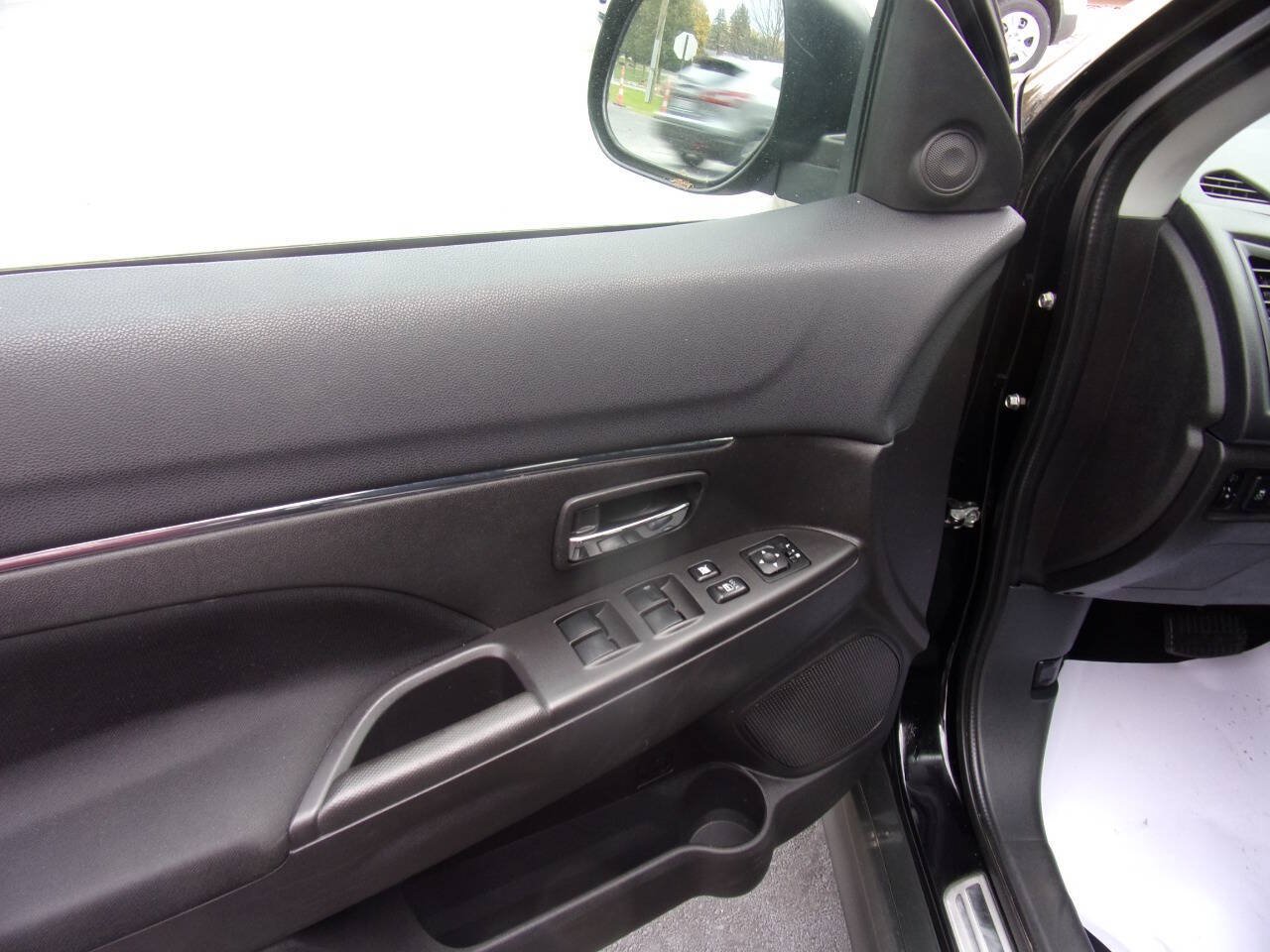Used 2015 Mitsubishi Outlander Sport SE AWD/4WD image 18