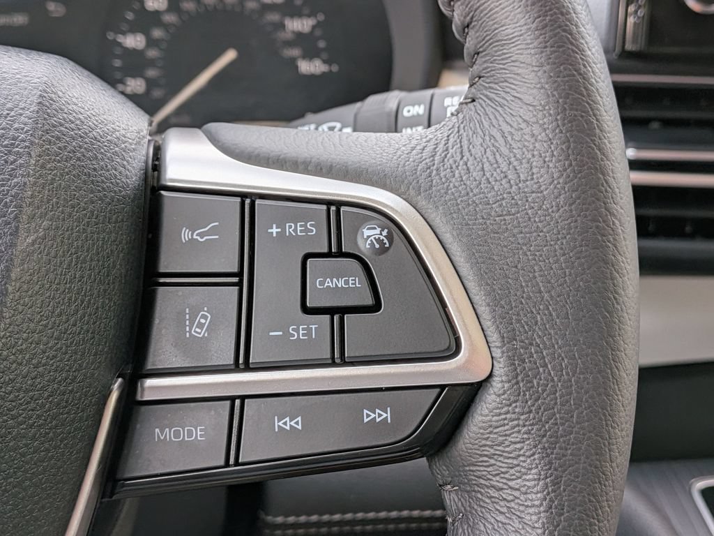Used 2026 Toyota Sienna XLE FWD image 25