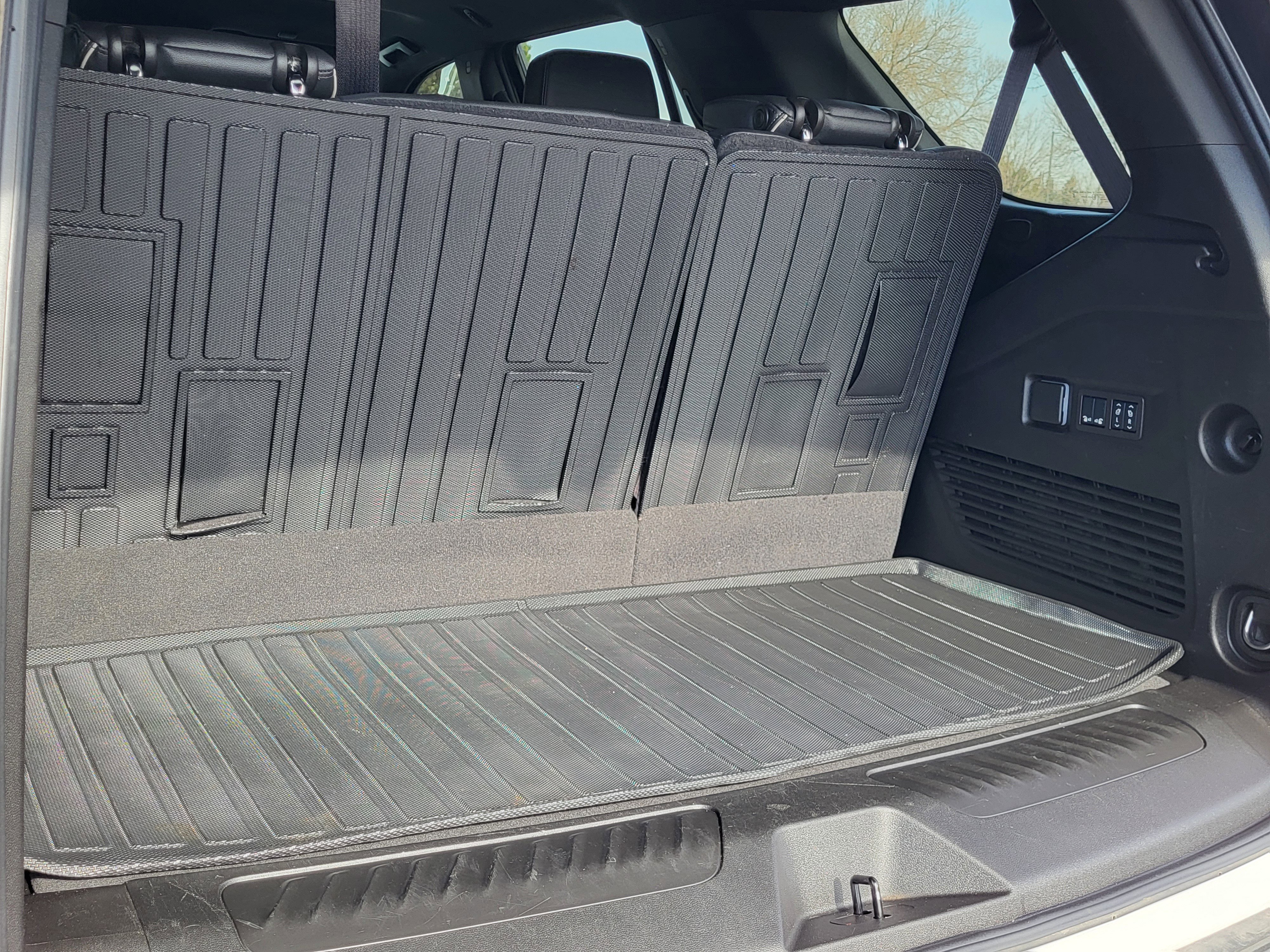 Used 2024 GMC Yukon SLT w/ SLT Luxury Package image 13