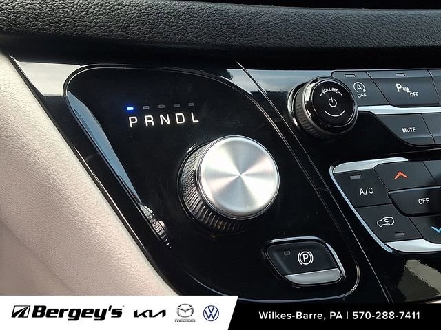 Used 2024 Chrysler Pacifica Touring-L FWD image 18