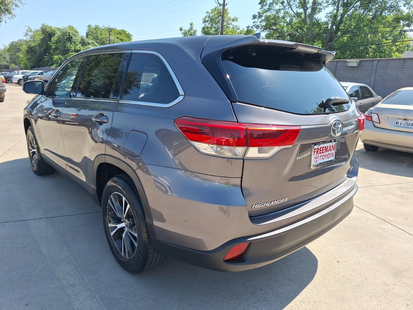 Used 2019 Toyota Highlander Plus FWD image 4