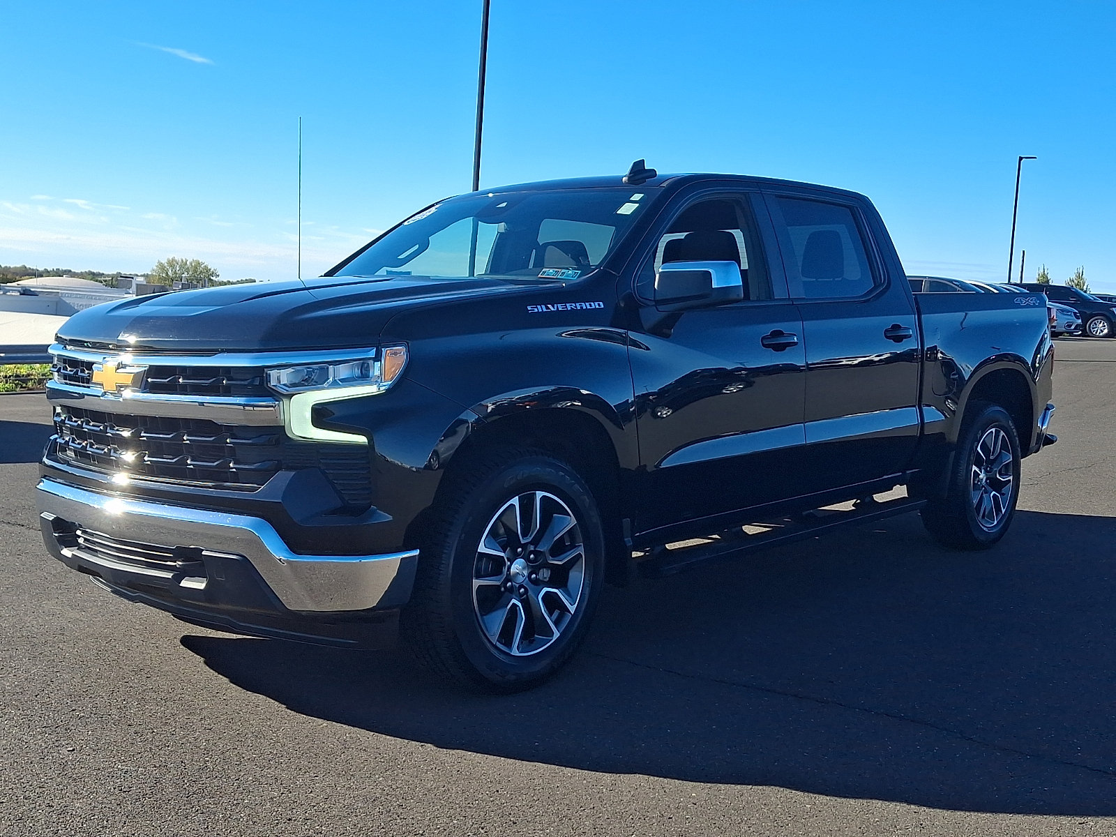 Used 2022 Chevrolet Silverado 1500 LT AWD/4WD image 3