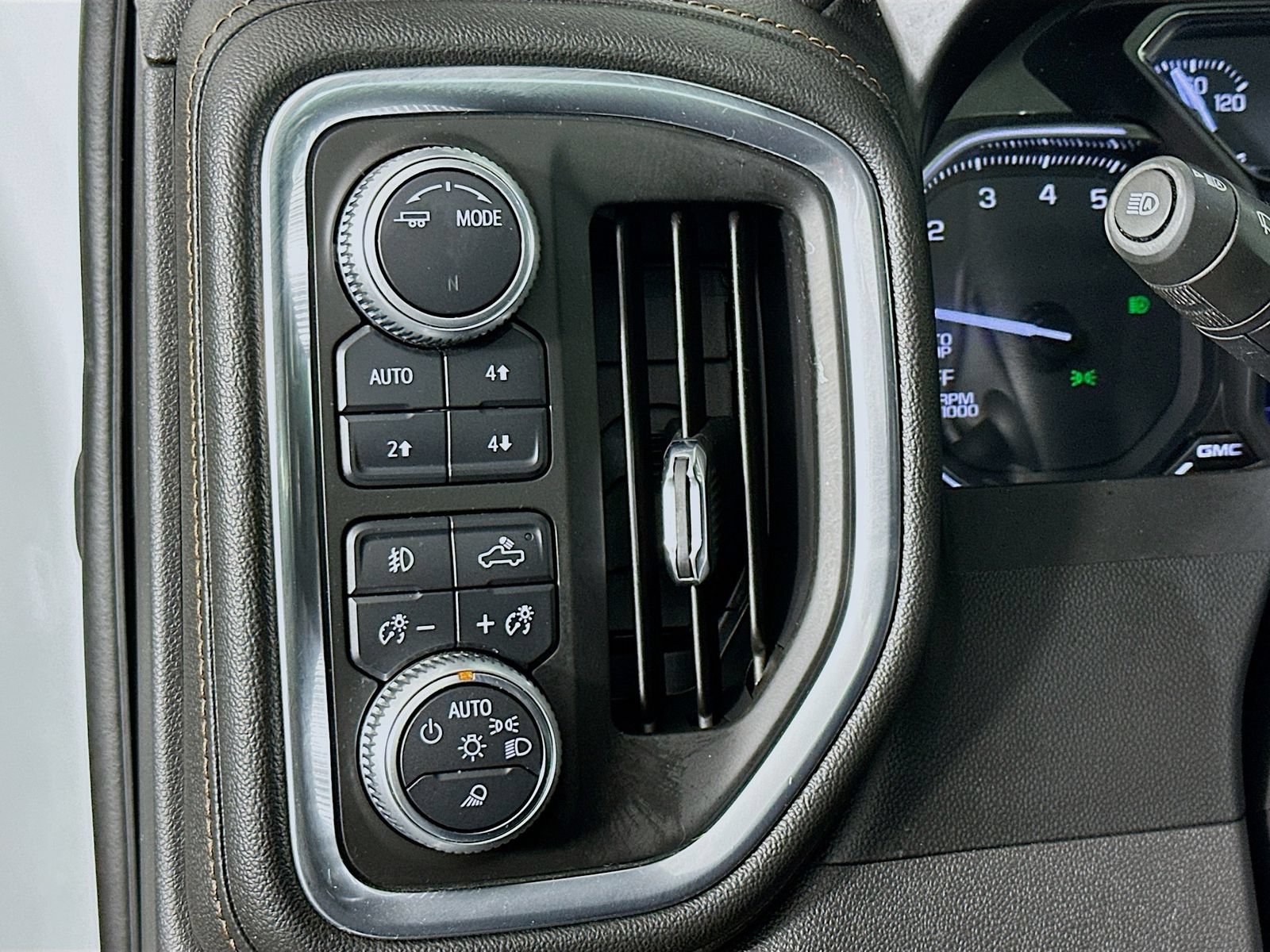 Used 2020 GMC Sierra 1500 AT4 w/ AT4 Premium Package AWD/4WD image 11