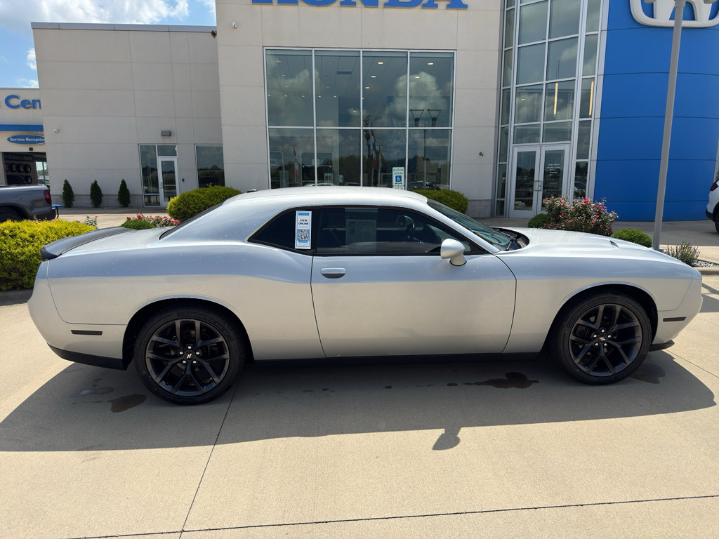 Used 2019 Dodge Challenger SXT w/ Driver Convenience Group RWD image 4