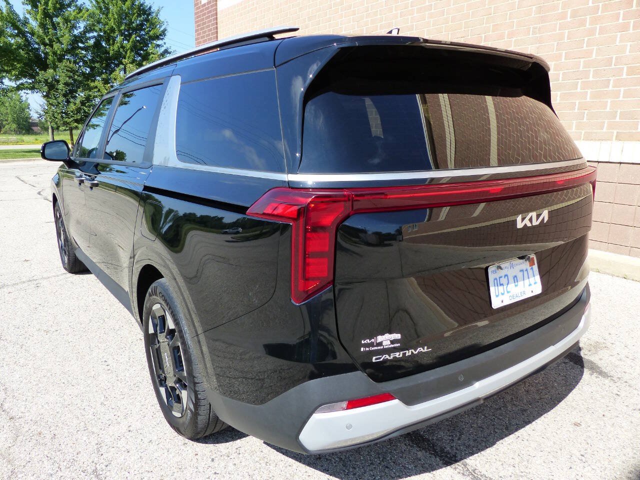 Used 2025 Kia Carnival EX FWD image 7