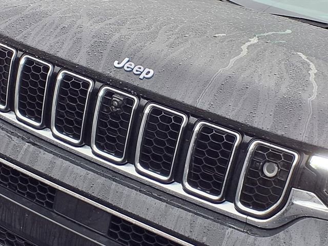 Used 2022 Jeep Grand Cherokee Overland w/ Advanced Protech Group III image 32