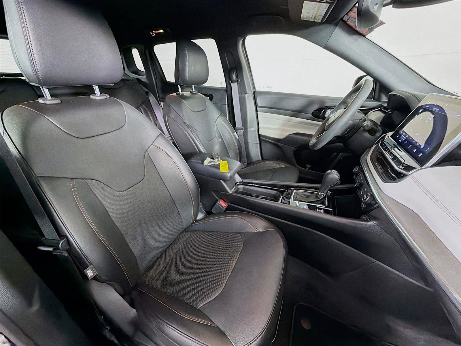 Used 2023 Jeep Compass Limited image 27