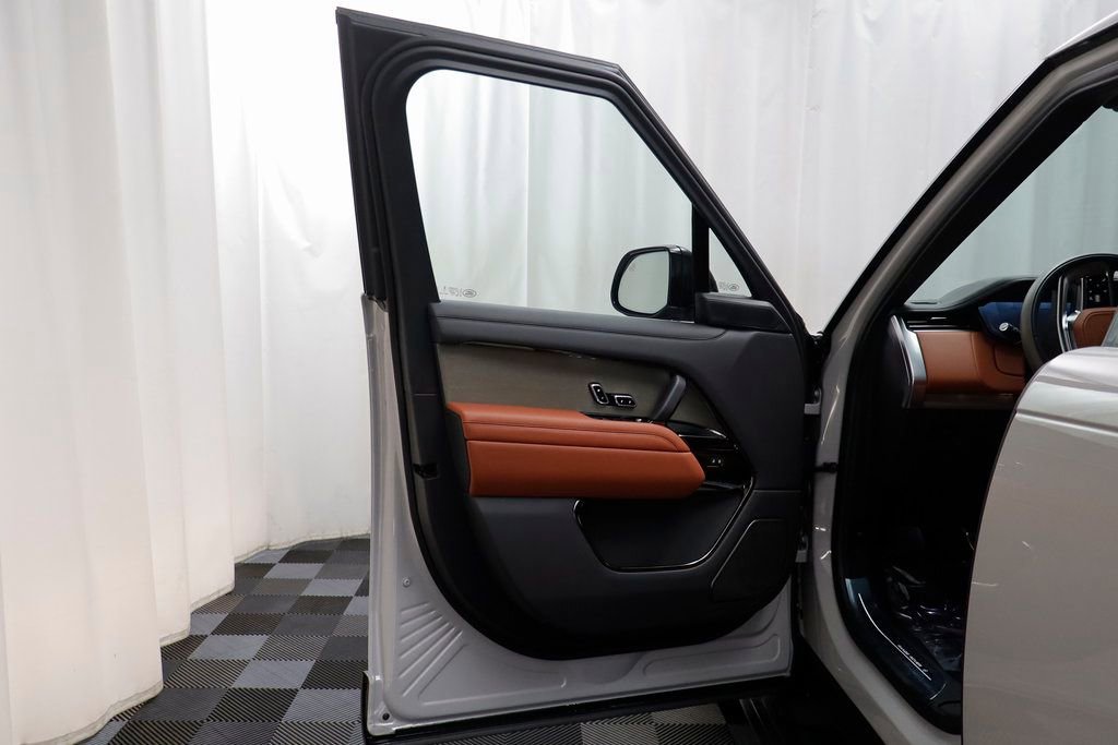 New 2026 Land Rover Range Rover SV image 4