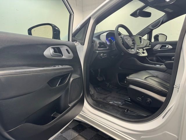 Used 2025 Chrysler Pacifica Limited image 11