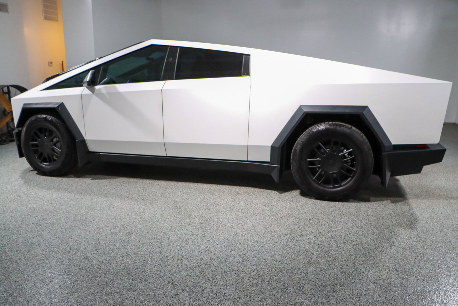 Used 2024 Tesla Cybertruck AWD Crew Cab image 10