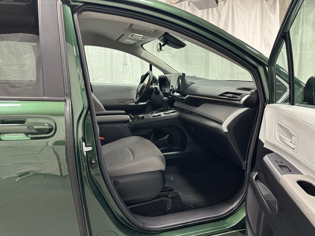 Used 2025 Toyota Sienna LE FWD image 61