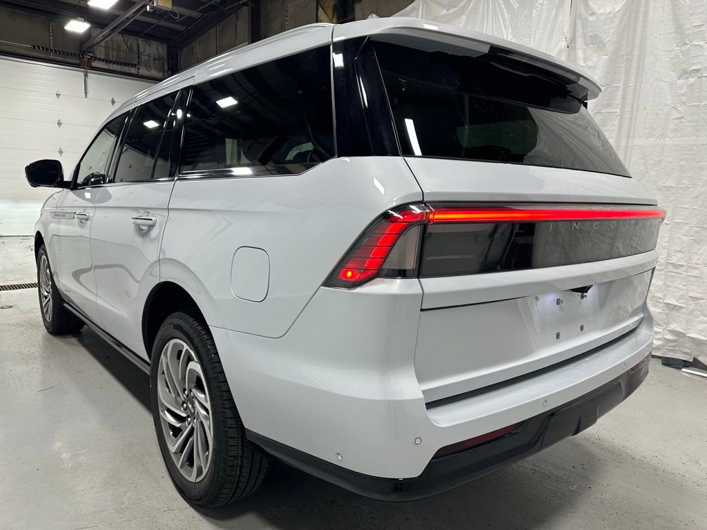 Used 2025 Lincoln Navigator Reserve image 5