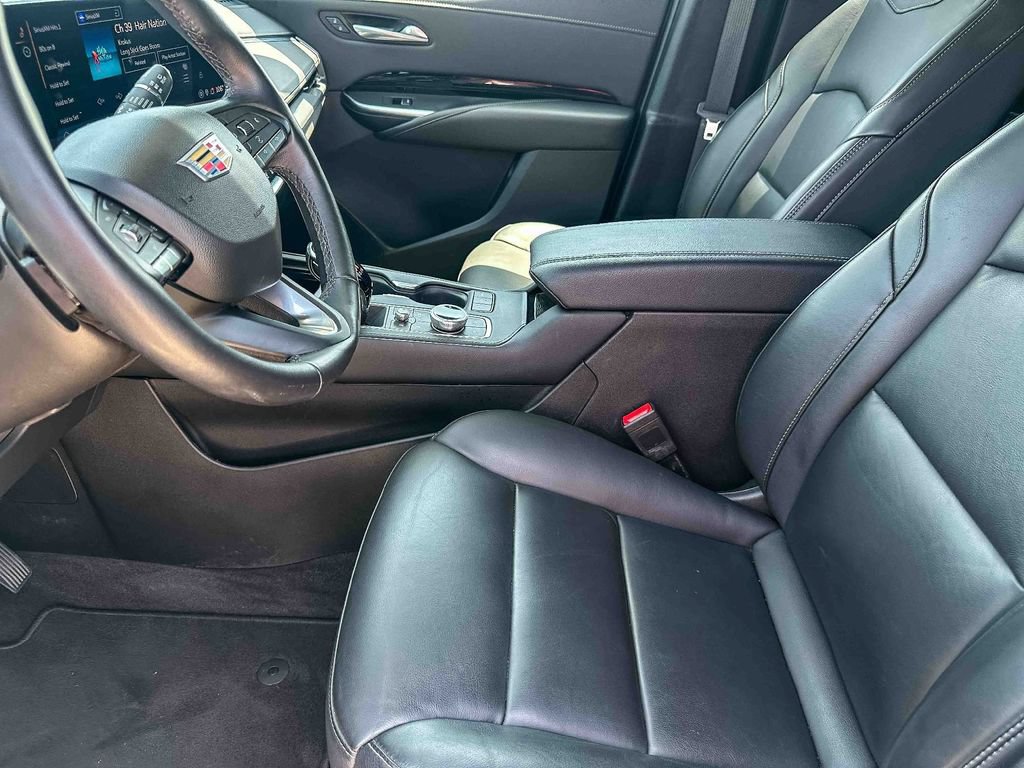 Used 2024 Cadillac XT4 Luxury w/ Cold Weather Package FWD image 13