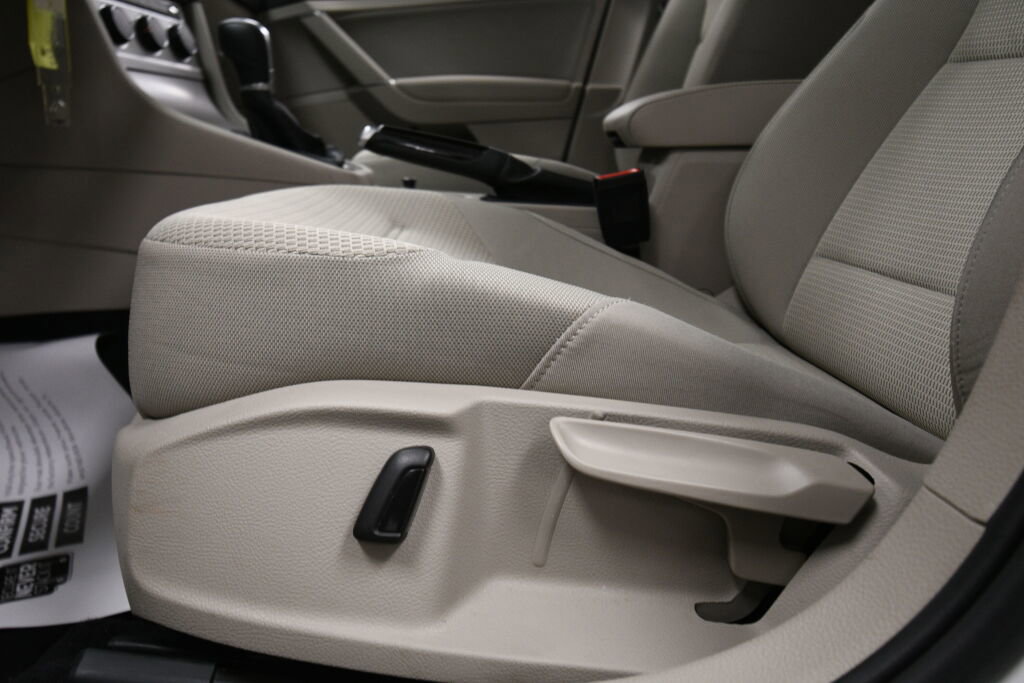 Used 2017 Volkswagen Golf S image 11