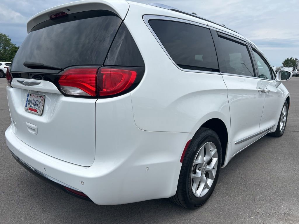 Used 2017 Chrysler Pacifica Touring-L Plus w/ Advanced Safetytec Group FWD image 3