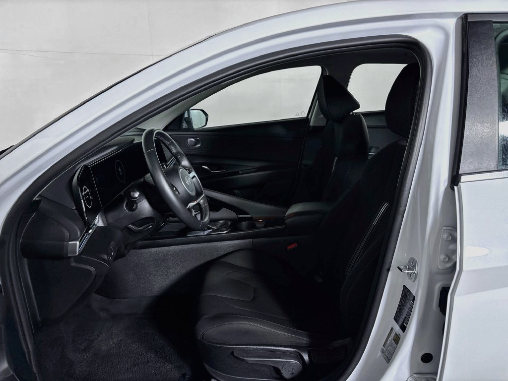 Used 2025 Hyundai Elantra SEL FWD image 11