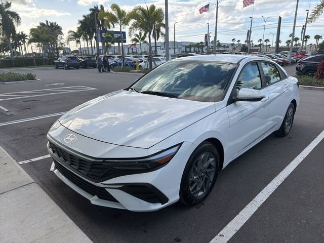 Used 2024 Hyundai Elantra SEL FWD image 1