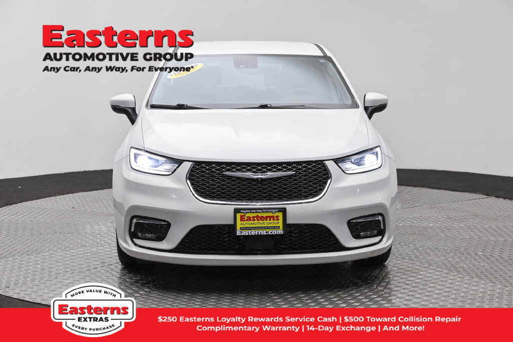 Used 2023 Chrysler Pacifica Touring-L FWD image 3