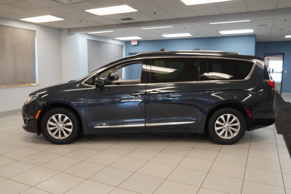 Used 2019 Chrysler Pacifica Touring-L image 2