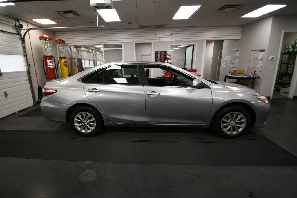 Used 2017 Toyota Camry LE image 9