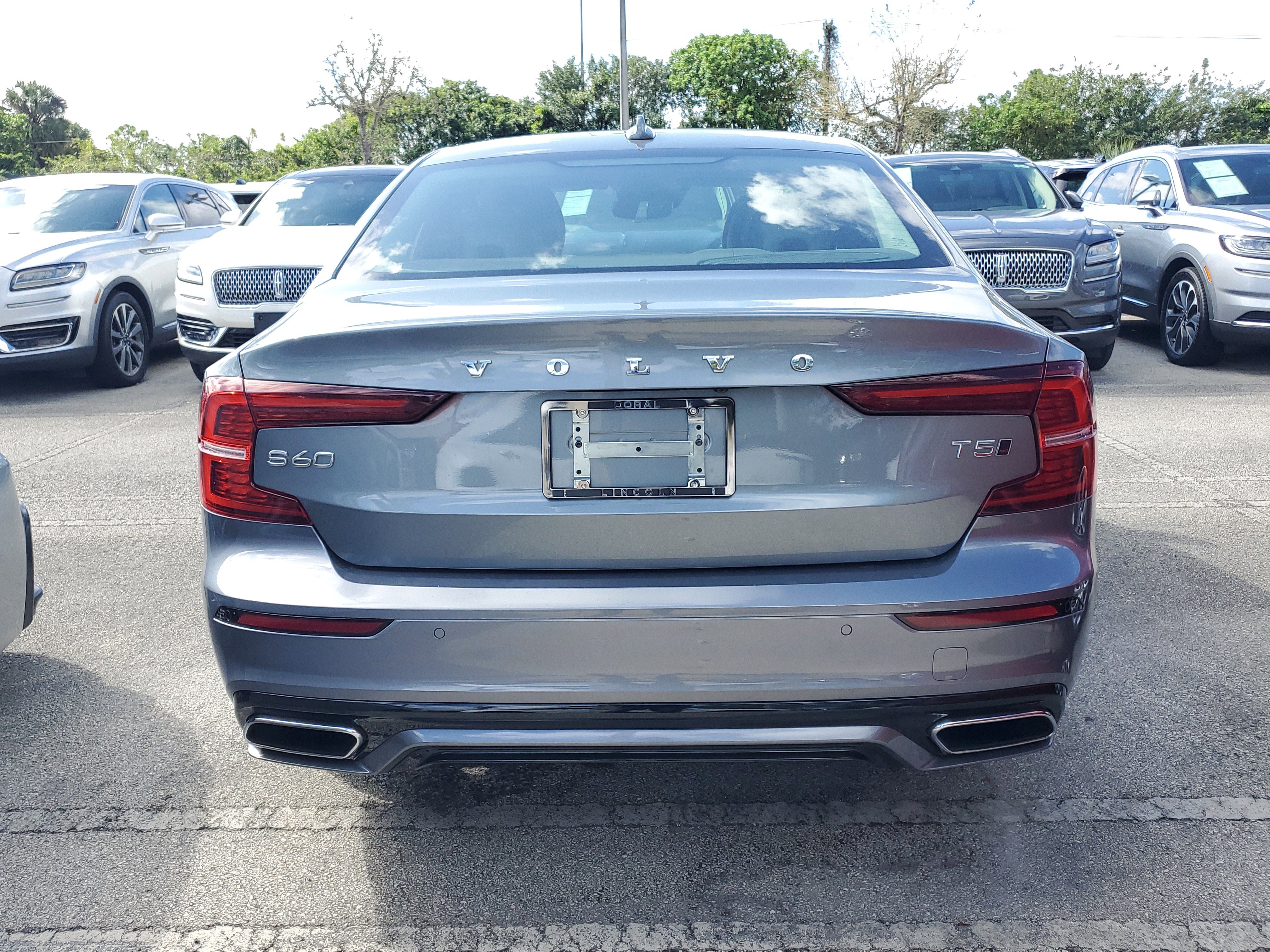 Used 2021 Volvo S60 T5 Momentum w/ Premium Package image 3