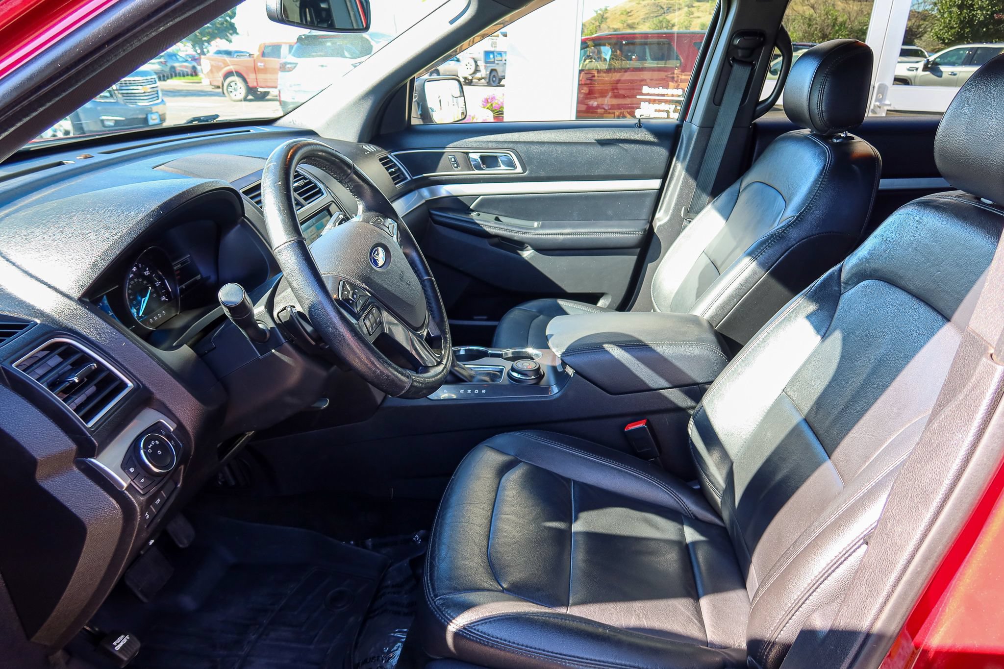 Used 2017 Ford Explorer XLT w/ Equipment Group 202A AWD/4WD image 11
