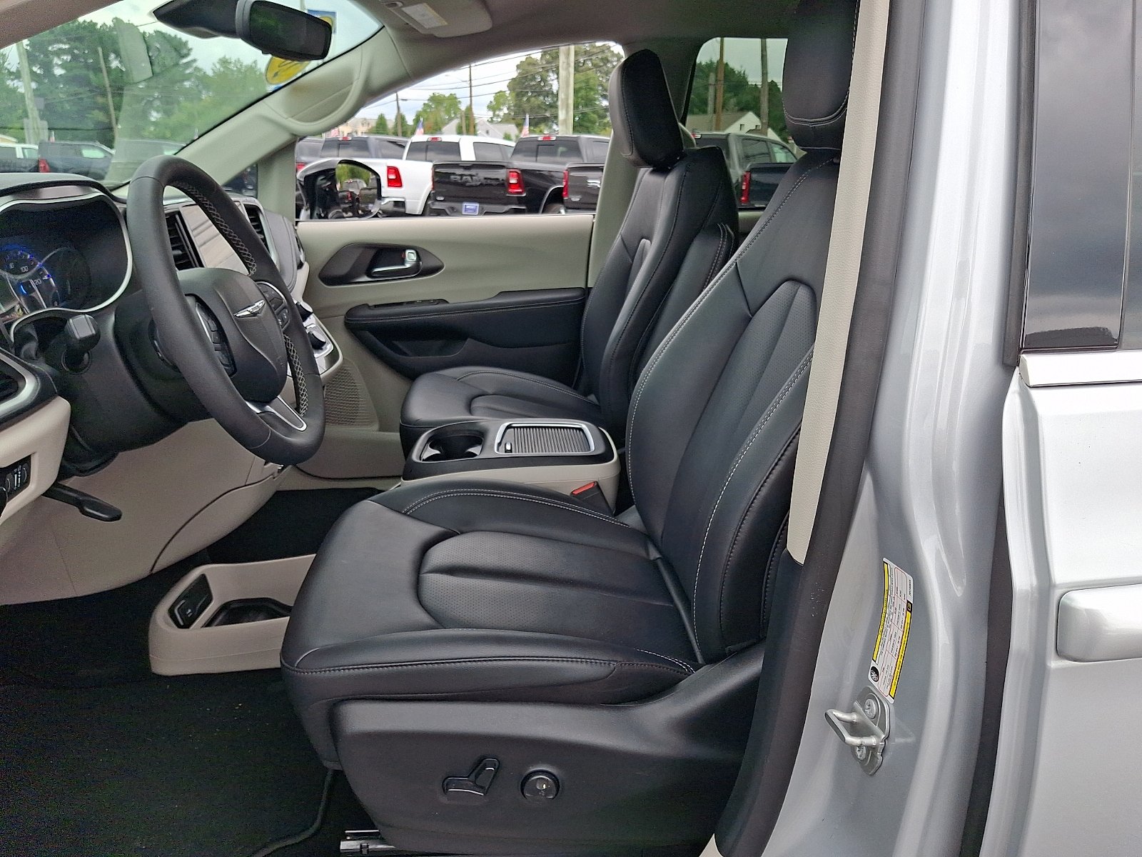 Certified 2024 Chrysler Pacifica Touring-L AWD/4WD image 13