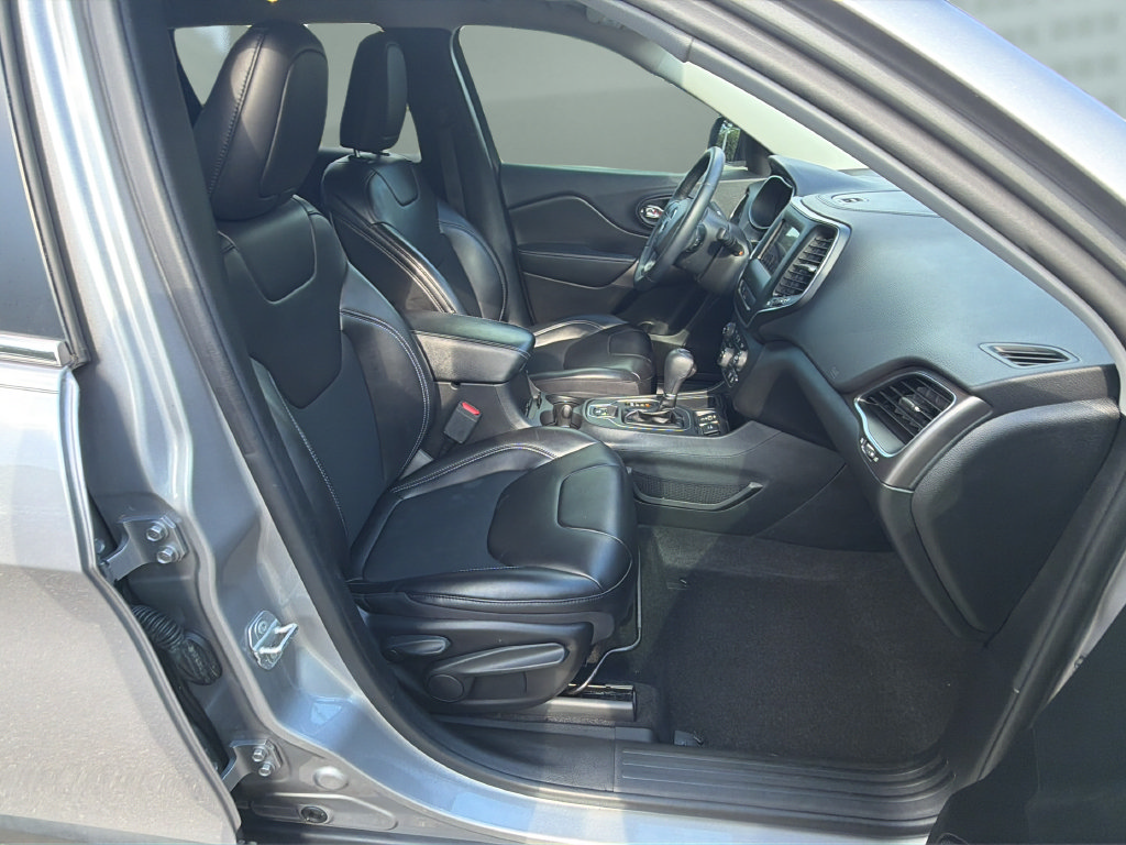 Used 2019 Jeep Cherokee Latitude Plus FWD image 18
