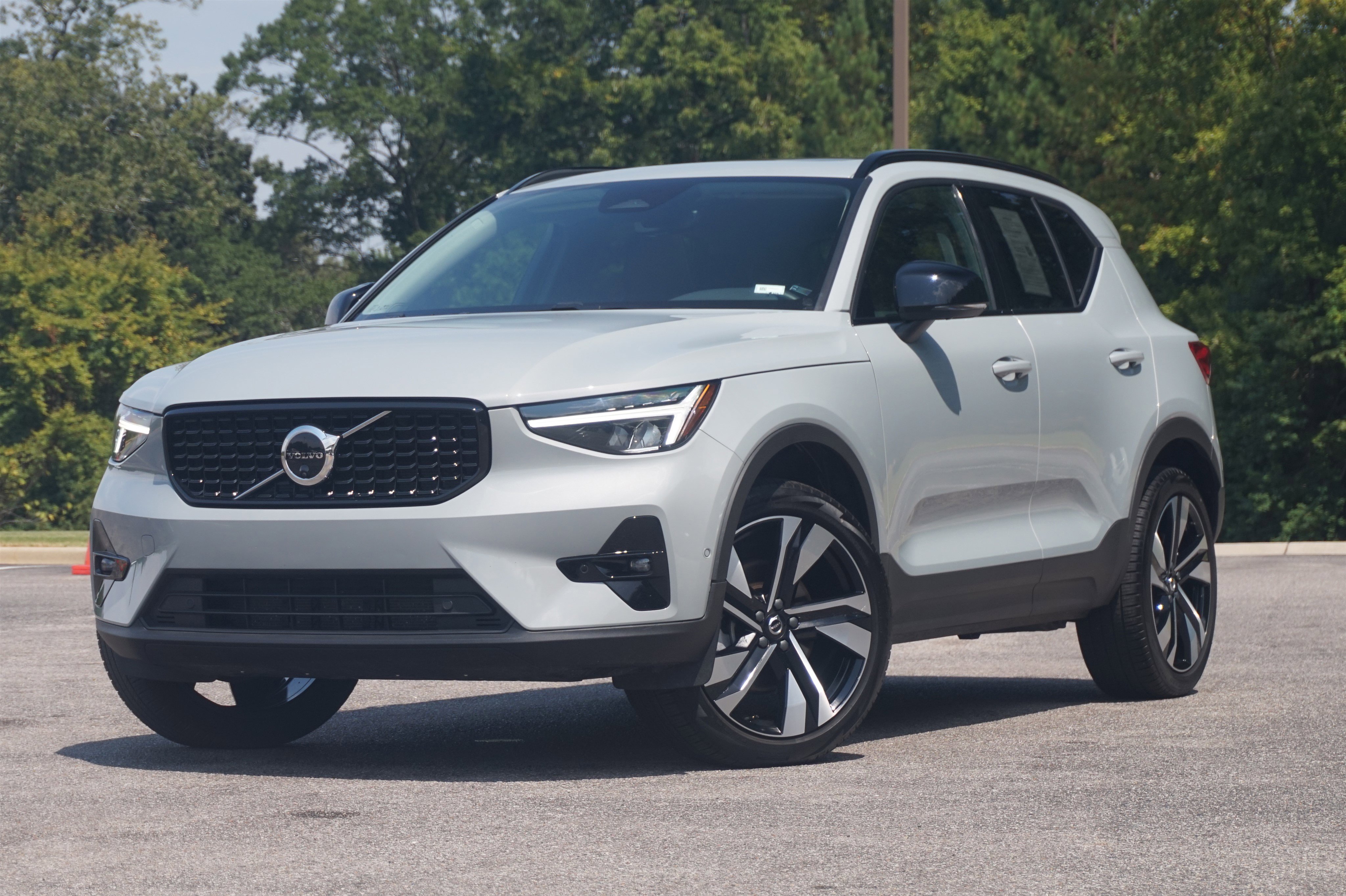 Used 2025 Volvo XC40 B5 Plus image 4