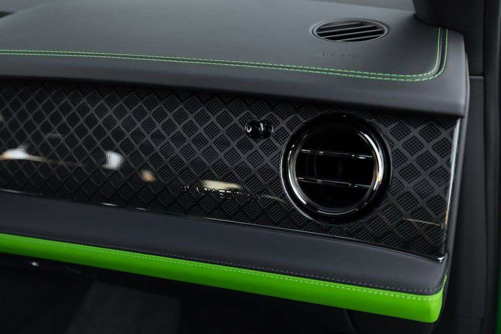 Used 2025 Bentley Bentayga image 31