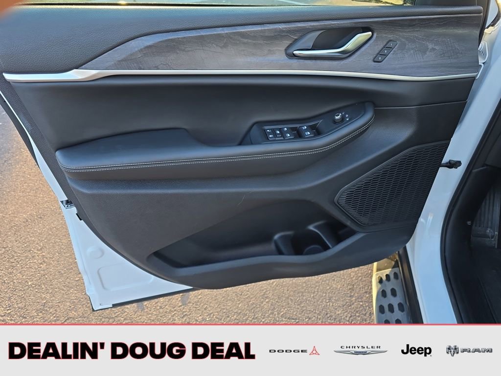 Used 2025 Jeep Grand Cherokee Limited w/ Trailer Tow Package image 12