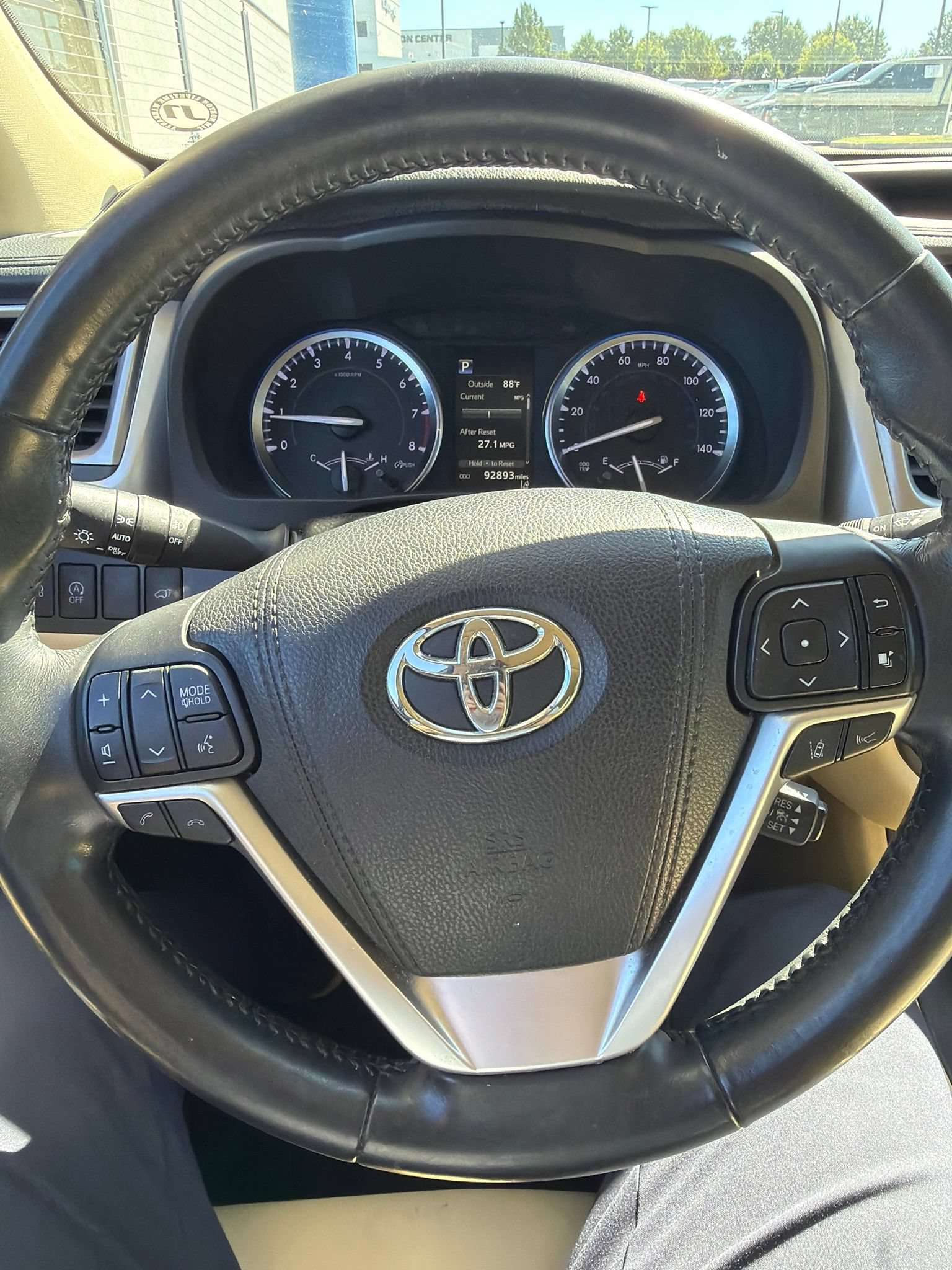 Used 2017 Toyota Highlander XLE FWD image 12