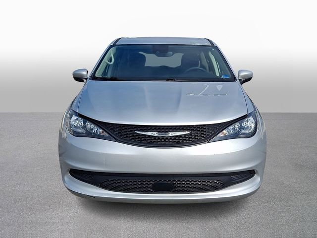 Used 2023 Chrysler Voyager LX image 2