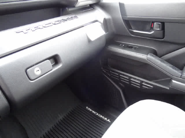 Used 2025 Toyota Tacoma SR5 AWD/4WD image 31