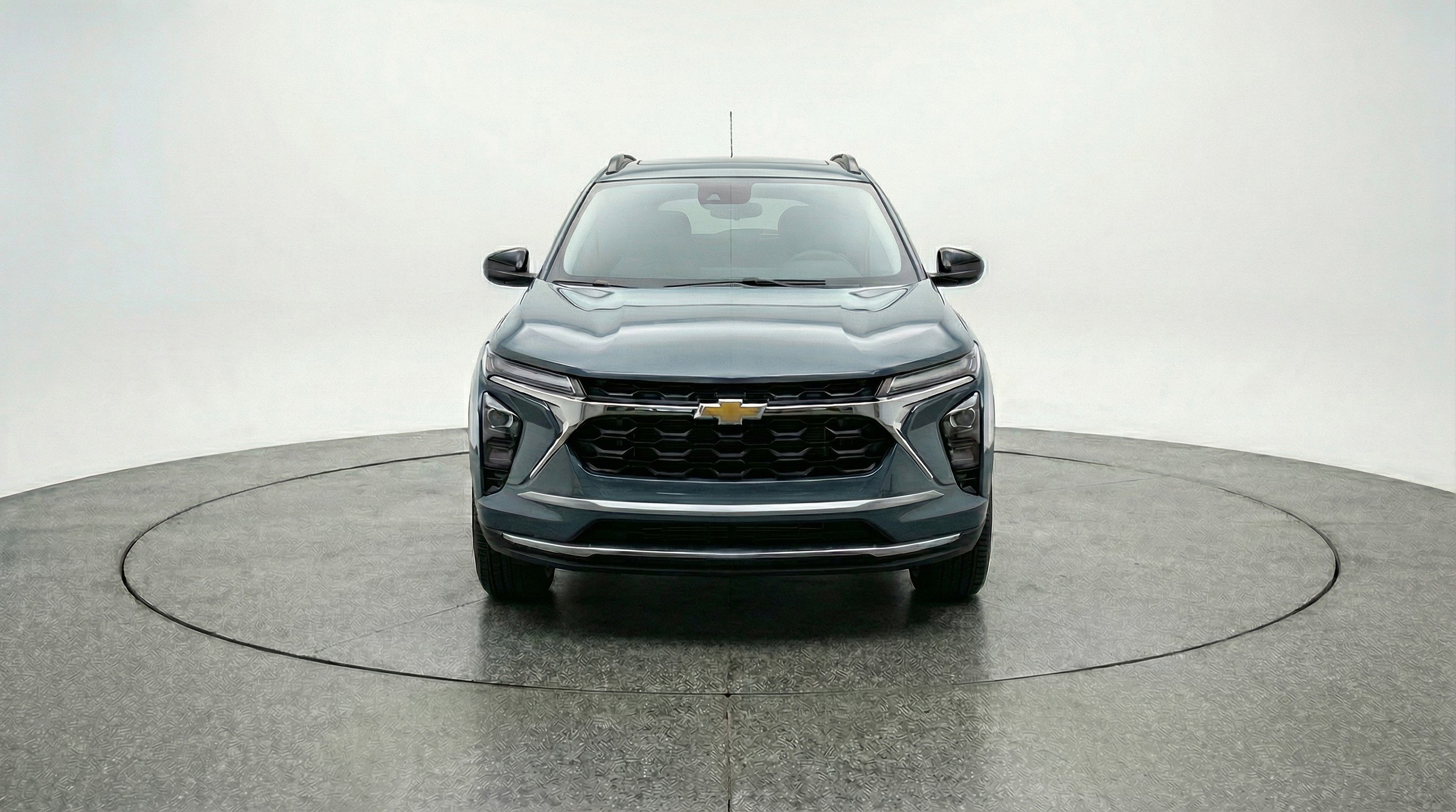 Used 2025 Chevrolet Trax LT image 2