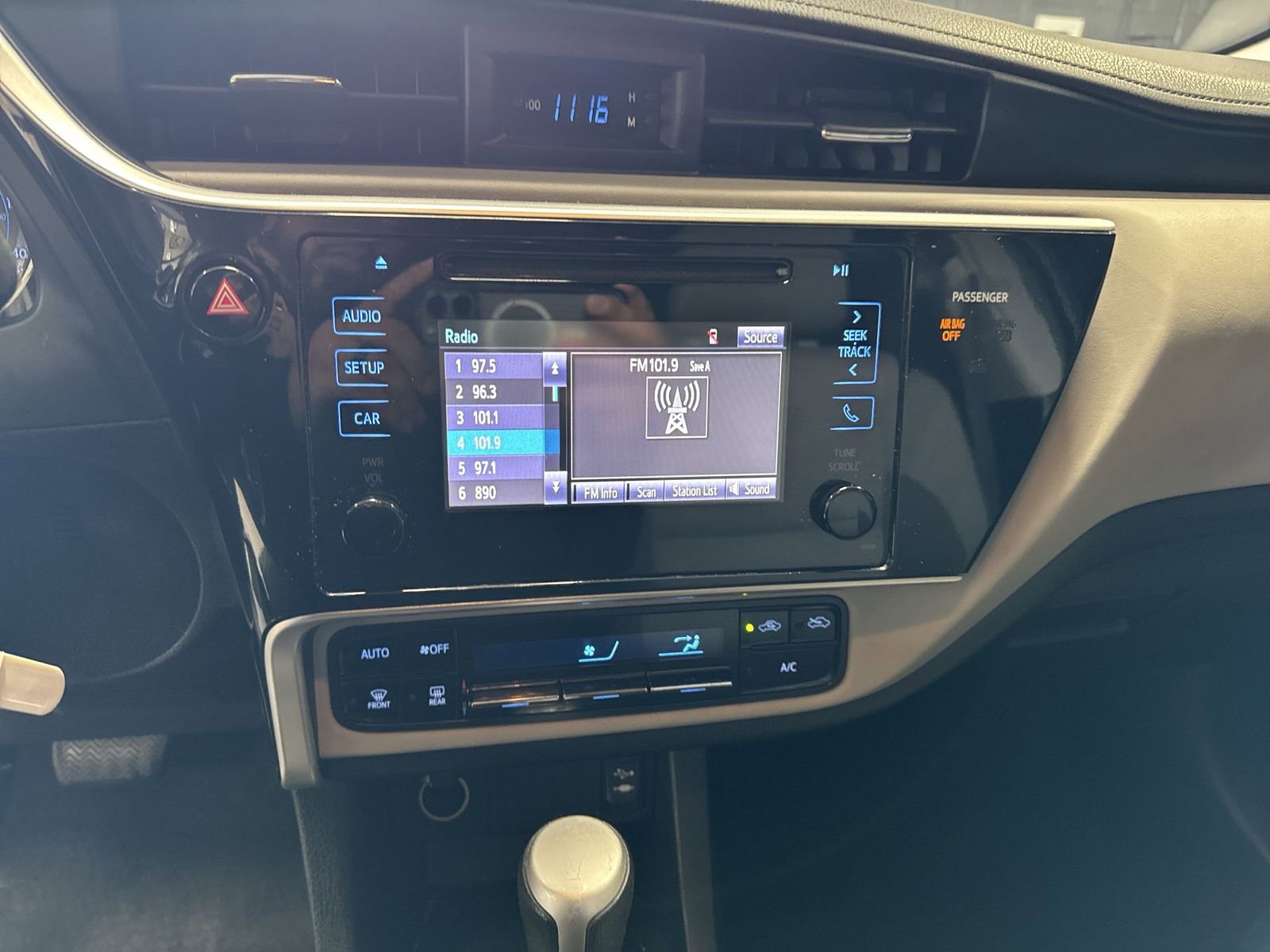 Used 2017 Toyota Corolla LE w/ Carpet Mat Package (TMS) FWD image 12